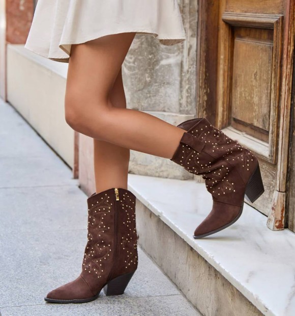 Botas baixas cafe tachas