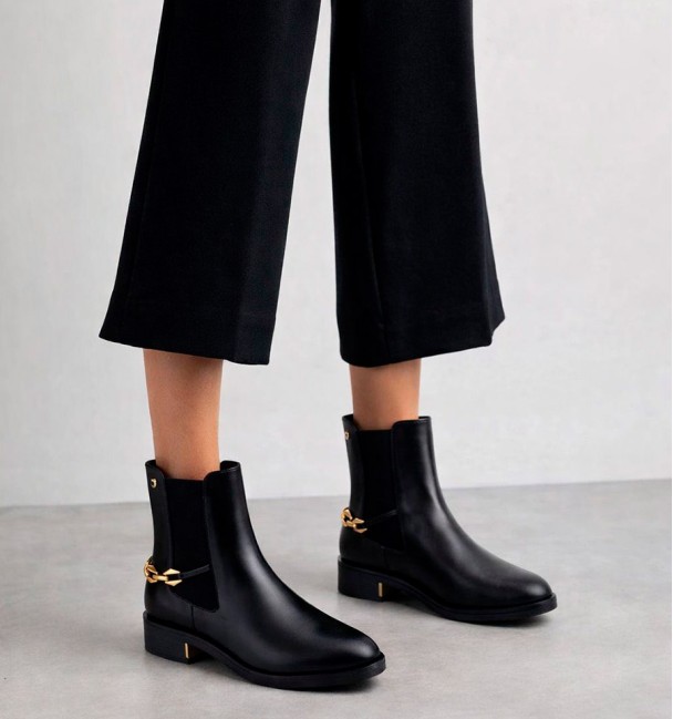Botas Chelsea em pele com corrente...