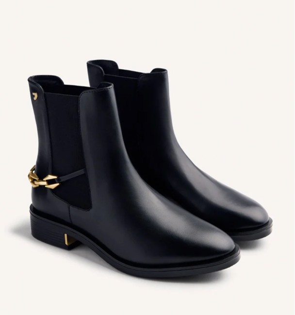 Botas Chelsea em pele com corrente...