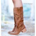 botas marrons altas com saltos e tachas bordadas