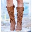botas marrons com saltos bordados e tachas