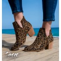 botas de tornozelo abertas com estampa animal de leopardo