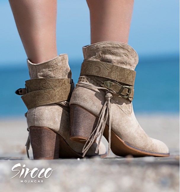 Botins castanhos taupe com tiras, tranças e salto para mulher