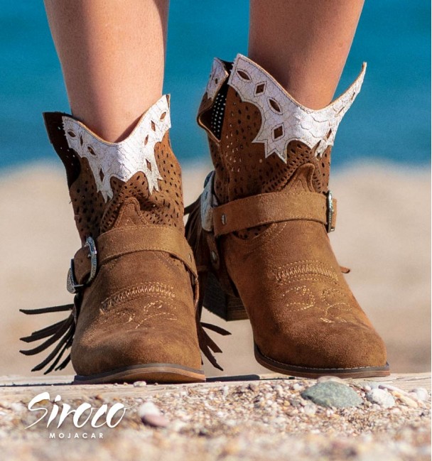 Botas texanas marrons com bordados e estampa branca para mulheres