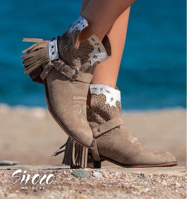 Taupe e botas brancas bordadas para mulheres