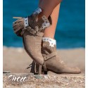 Taupe e botas brancas bordadas para mulheres
