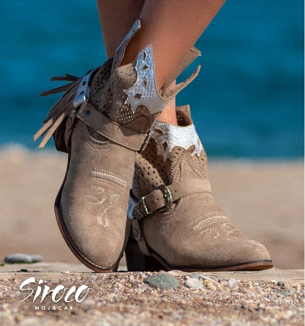 Botas marrom texano taupe com bordados e estampa branca para mulheres