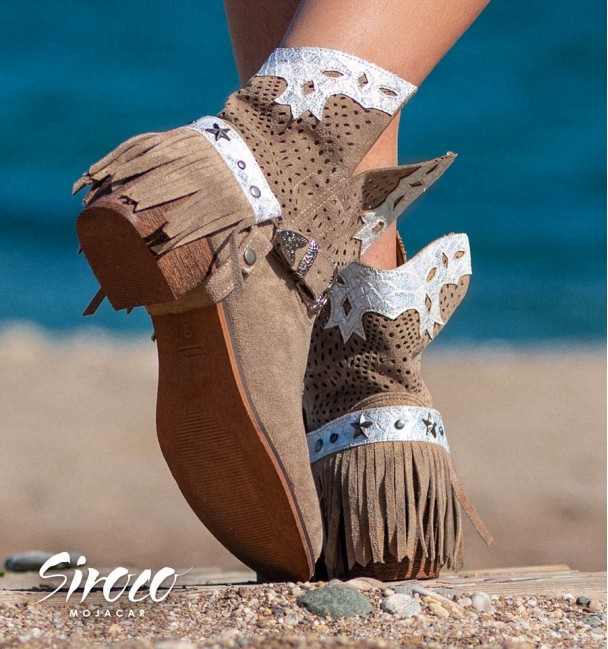 Taupe bota de cowboy de mulher com bordado