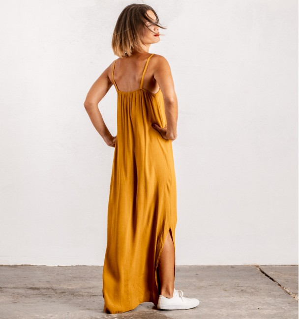 vestido corte asimétrico estilo boho de amarillo mostaza taupe con tirantes