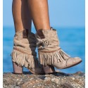 botines para mujer estilo campero con flecos de color marrón taupe