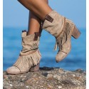 botines color taupe con flecos y tacón estilo campero