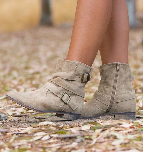 botas camperas beige para mujer con correas y hebillas