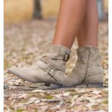 botas camperas beige para mujer con correas y hebillas