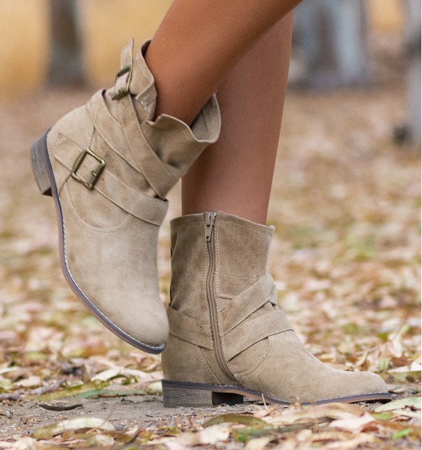 botas cowboy beige con tacón bajo y hebillas