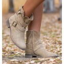 botas cowboy beige con tacón bajo y hebillas
