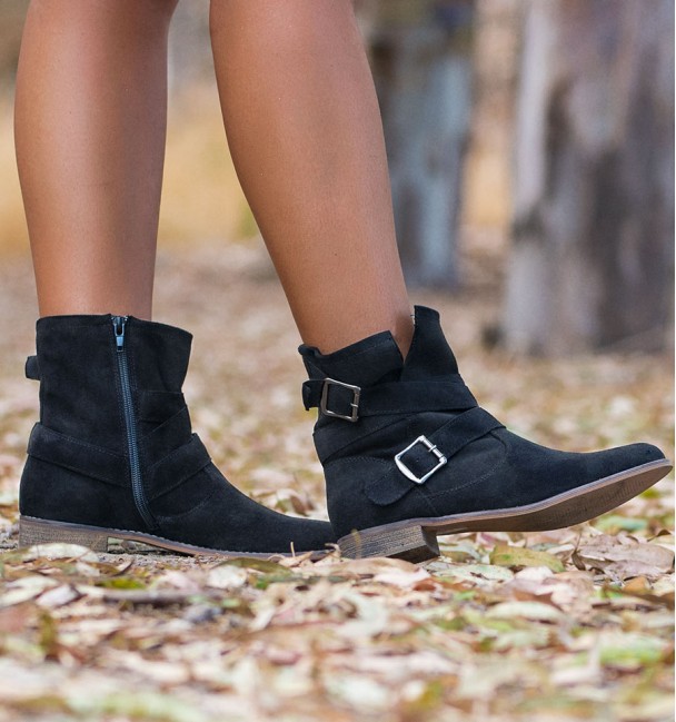 botas bajas negras estilo cowboy con hebillas