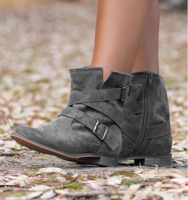 Botas baixas marrom cowboy taupe com fivelas Botas baixas marrom cowboy taupe com fivelas