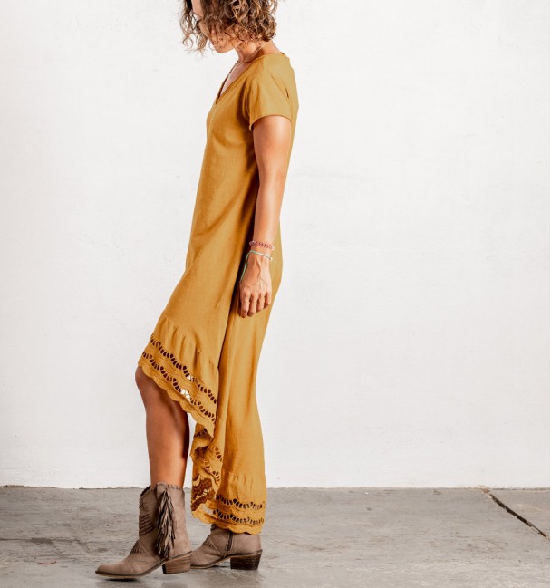 Vestido de color mostaza estilo boho con bordado y corte asimétrico
