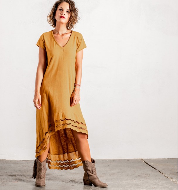 vestido hippie con manga corta y bordados en color amarillo mostaza
