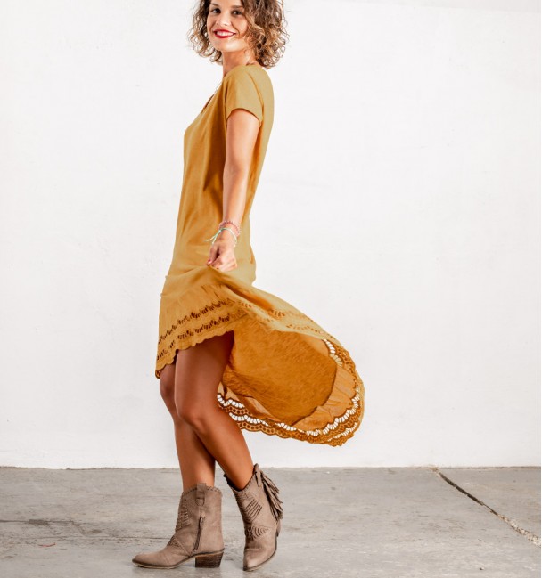 vestido boho de color amarillo mostaza de corte asimétrico con bordado