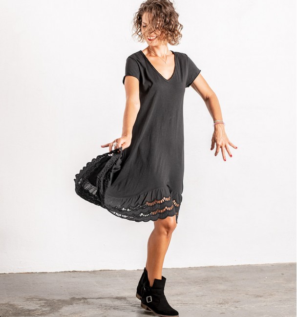 vestido hippie con bordados en color negro