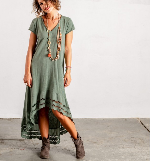 vestido boho verde com estampado de outono
