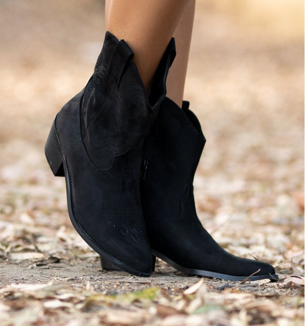 botas camperas color negro y caña baja