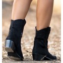botas de cowboy pretas e de salto médio