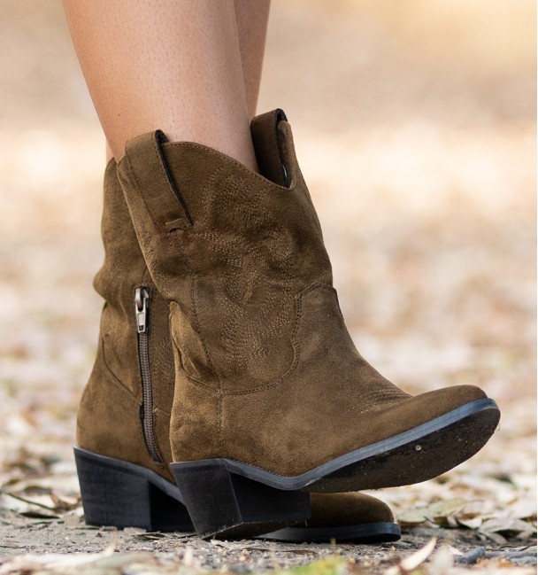 woman brown low boot with  embroider