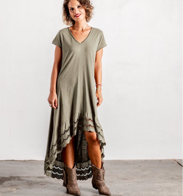 vestido boho cinza taupe com corte assimétrico