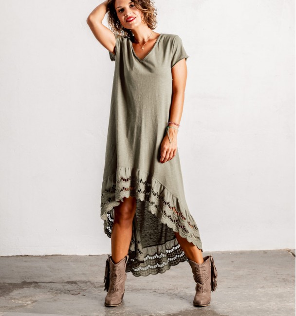 Vestido cinza taupe para mulher, com mangas curtas e bordados