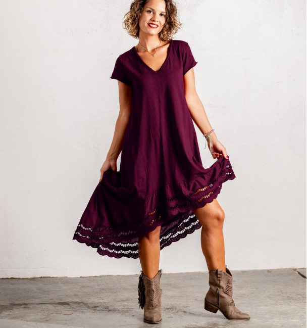 vestido boho de rojo granate con corte asimétrico
