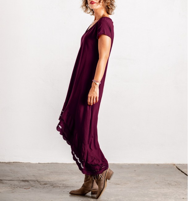 vestido de mujer rojo granate con manga corta y bordados