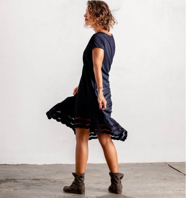 vestido hippie azul oscuro bordado y corte asimétrico