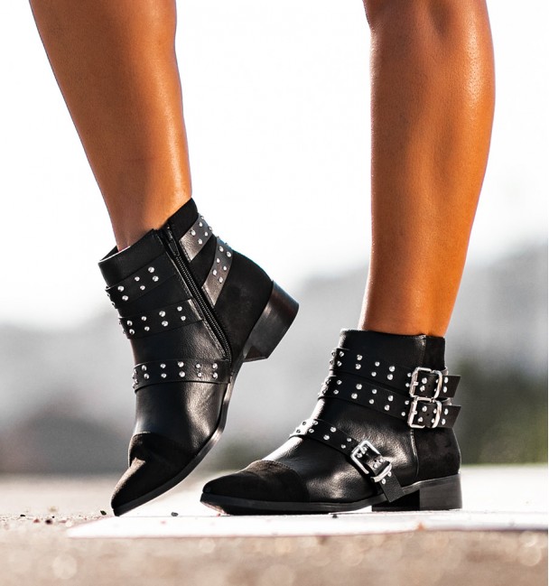 botins pretos com tachas e fivelas