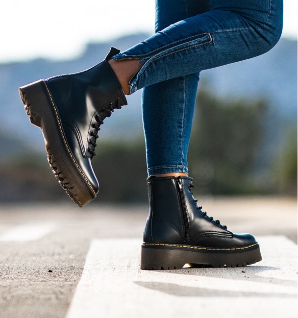 bota negra estilo militar biker boot con plataforma bota negra estilo militar biker boot con plataforma