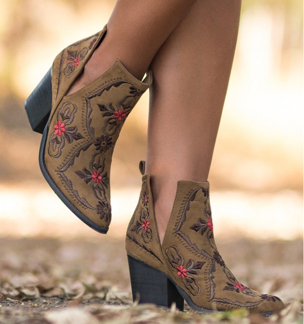 Camel ankle boots with flower embroidery and low heel