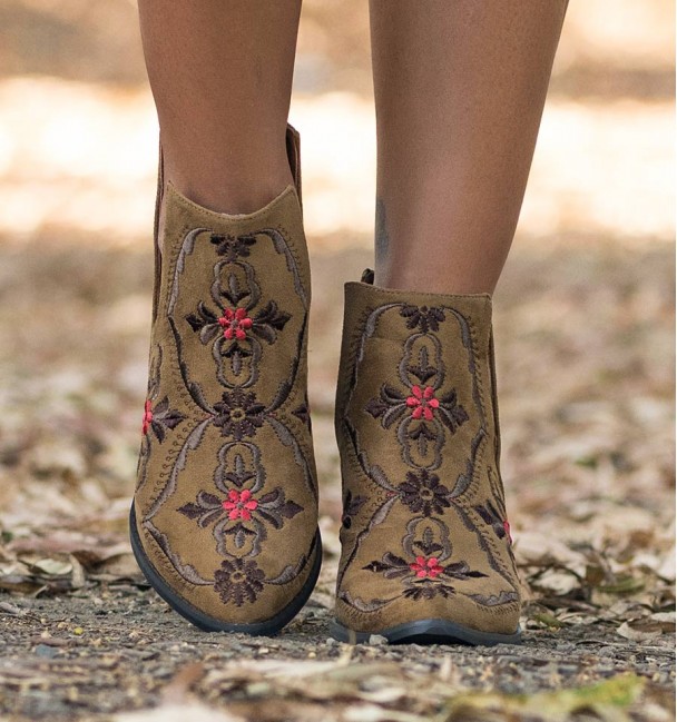 ankle boot with camel heel with embroidery