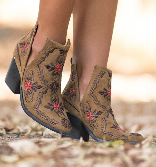 Botins abertos camelo com bordado e salto