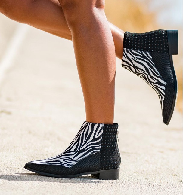 botines negros con cebra en el empeine