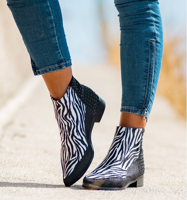 botins zebra com estampa animal e salto preto