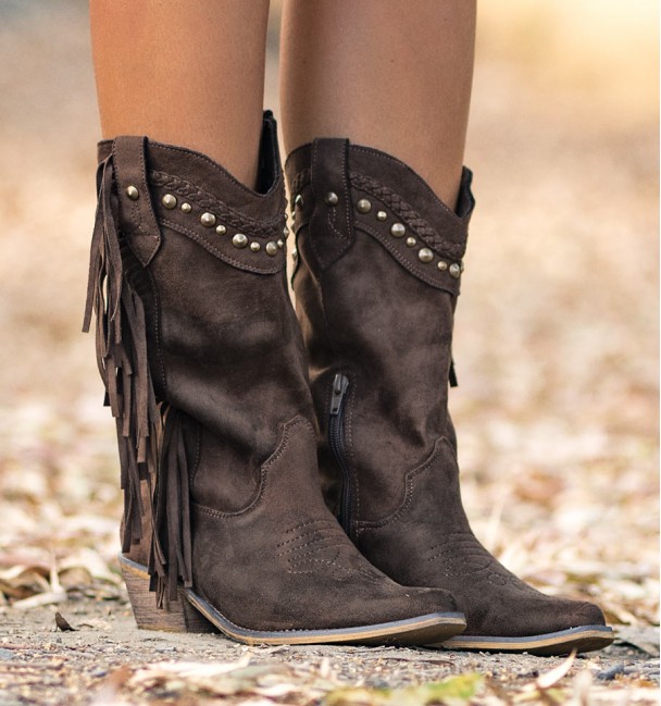 botas boho marrons com tachas e franjas