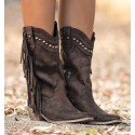 botas boho marrons com tachas e franjas