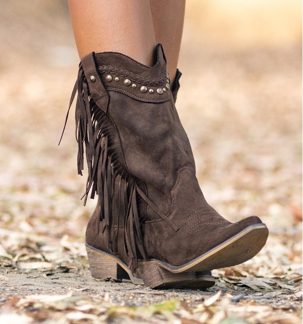 Botas de cowboy marrom com franjas e tachas