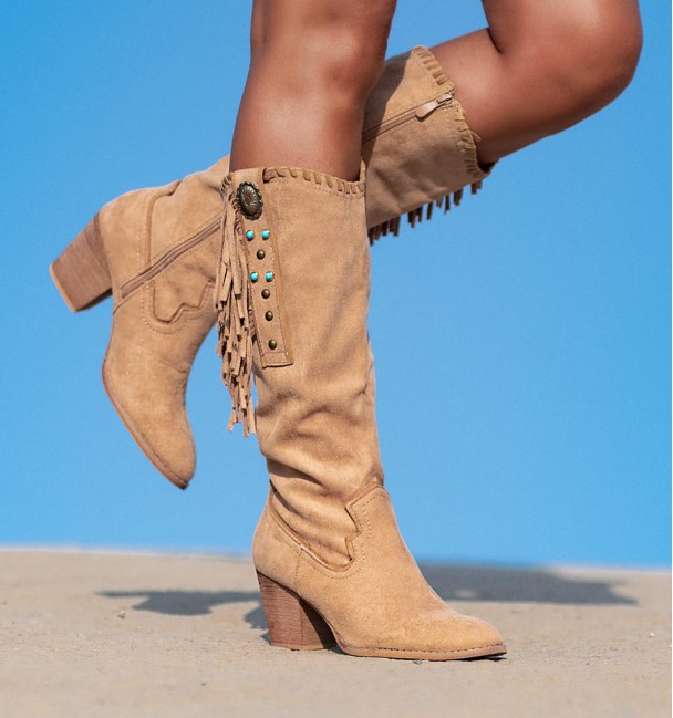 botas altas bege com franjas e salto