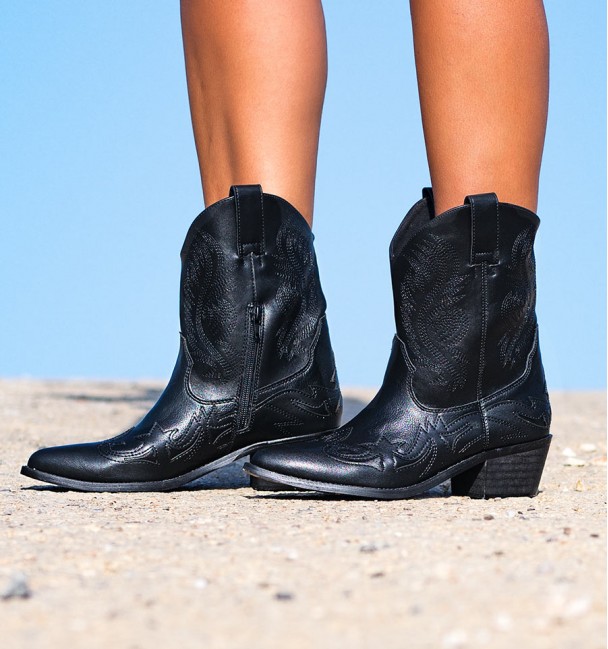 Black Color Boots Hanna