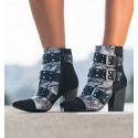 bota de cor pele de cobra preta com salto e tachas francesca
