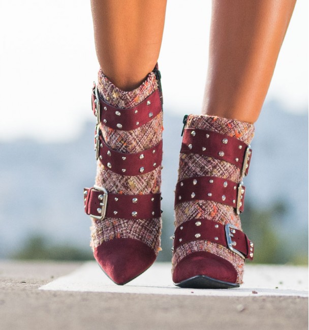 bota alta de color rojo  burdeos con tacón y tachuelas francesca