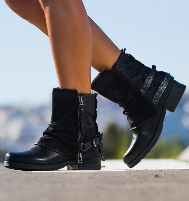 Black Flat Boots Yoe