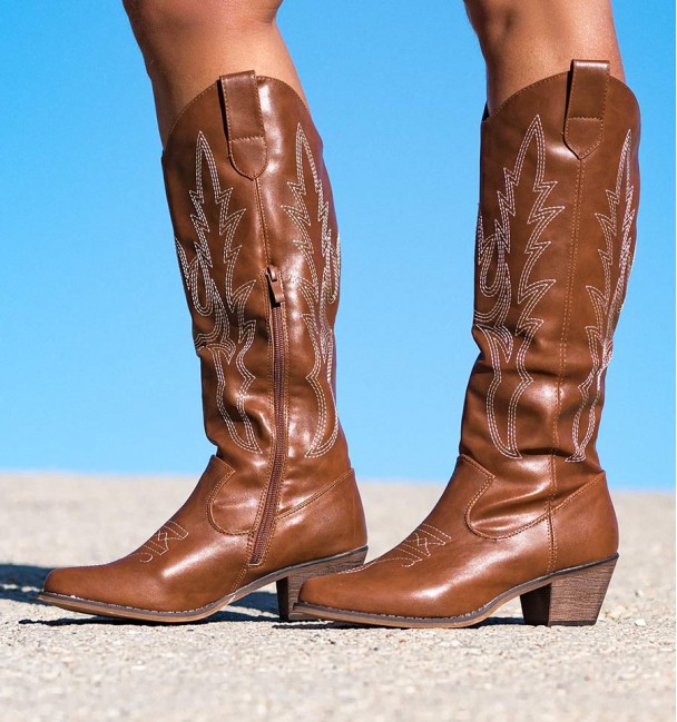 Camel Boots Embroidered Savannah